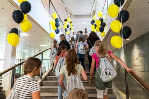 Eine Gruppe Kinder im Treppenhaus des Landtags.
