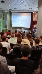 Der Referent Kevin Cui spricht vor den Schüler*innen