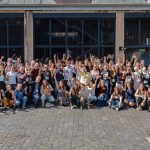 Gruppenbild der Besucher*innen und Aussteller*innen