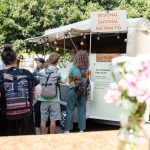 Die Schlange Menschen steht vorm Foodtruck
