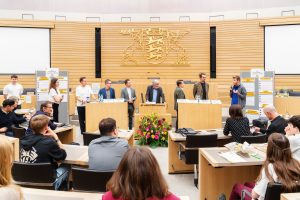 Im Plenarsaal des Landtags diskutieren Jugendliche mit Politikern